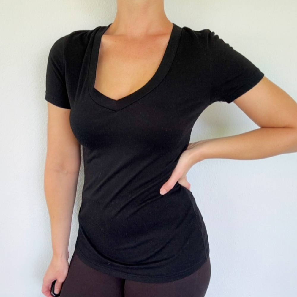 Black short sleeve v-neck stretch casual tee size medium